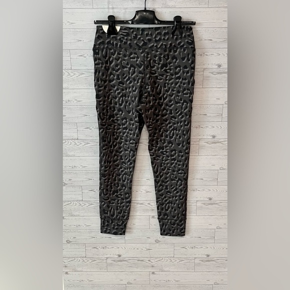 Aerie Offline Jacquard Peak Leopard Animal Print Leggings Joggers Large Short - Picture 9 of 13